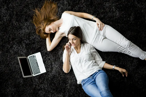 Ženy relaxační na koberec — Stock fotografie