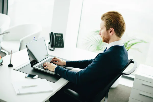 Homem que trabalha no escritório — Fotografia de Stock