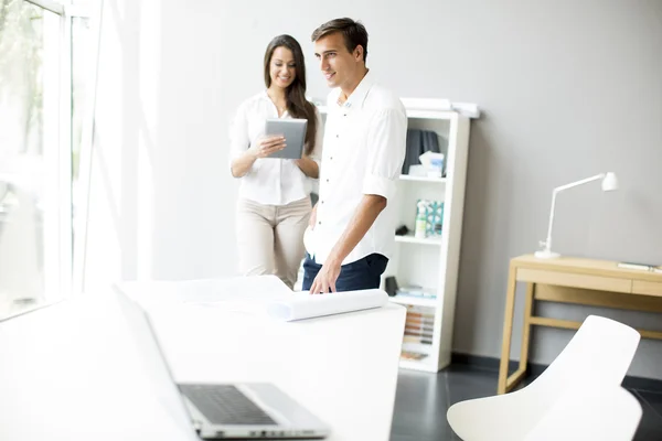 Junge Leute im Büro — Stockfoto