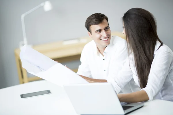 Junge Leute im Büro — Stockfoto