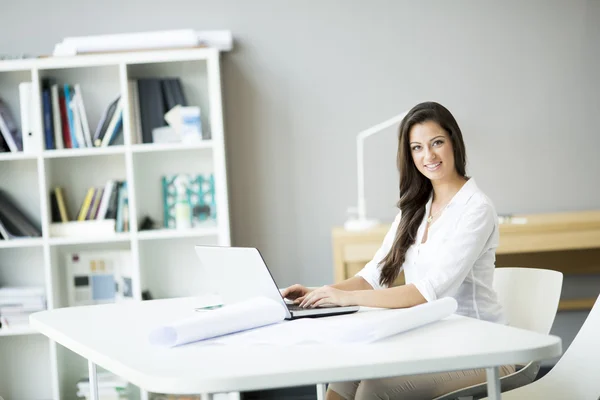 Femme travaillant dans le bureau — Photo