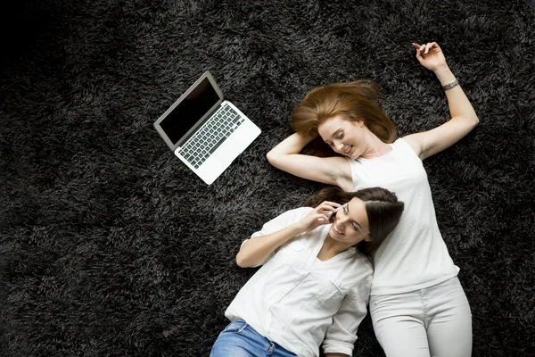Women relaxing on the carpet — Stock Photo, Image