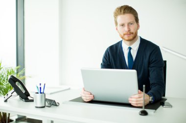 Ofiste çalışan adam.