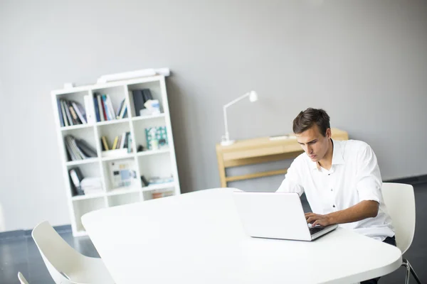 Jeune homme dans le bureau — Photo