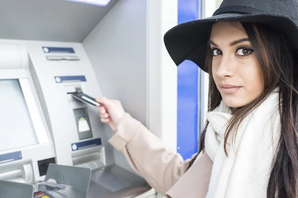 Kobieta za pomocą bankomatu — Zdjęcie stockowe