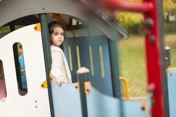 Niña en el patio de recreo — Foto de Stock