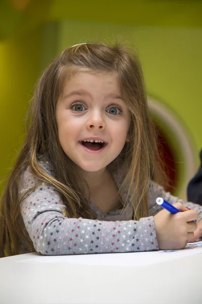 Girl drawing at playroom — Stock Photo, Image