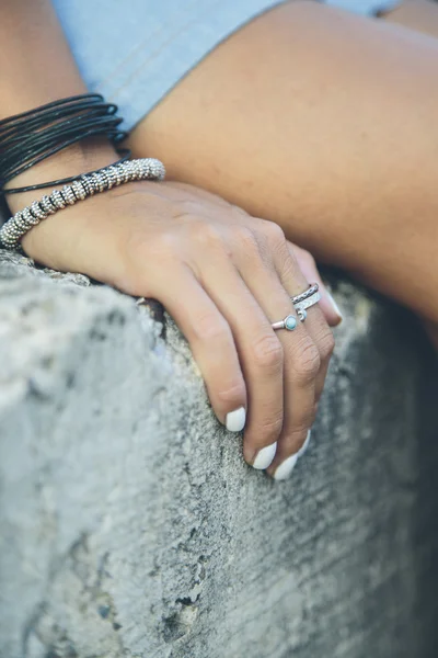 Mujer sentada en la pared de piedra —  Fotos de Stock