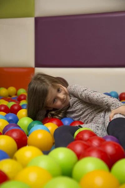 Klein meisje op de speelplaats — Stockfoto