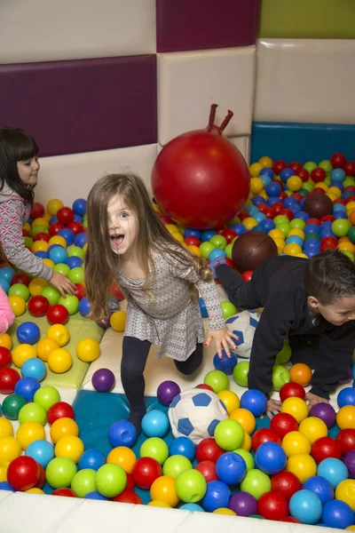 Çocuk parkındaki küçük kız — Stok fotoğraf