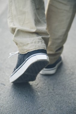 Genç adam yürüyor.