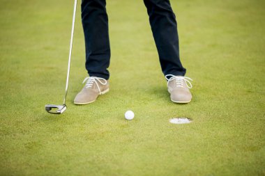 çocuğun bacakları yeşil çimenlerin üzerinde