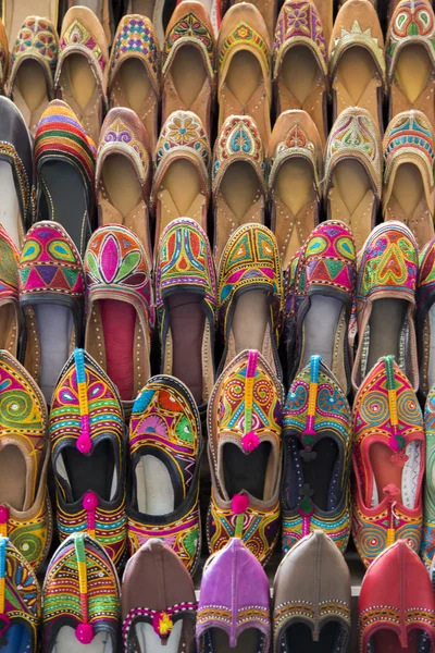 Красочные туфли на базаре — стоковое фото