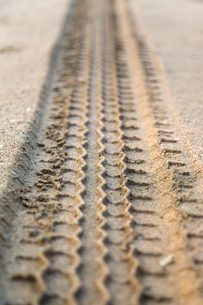 Spår av däck i sanden — Stockfoto