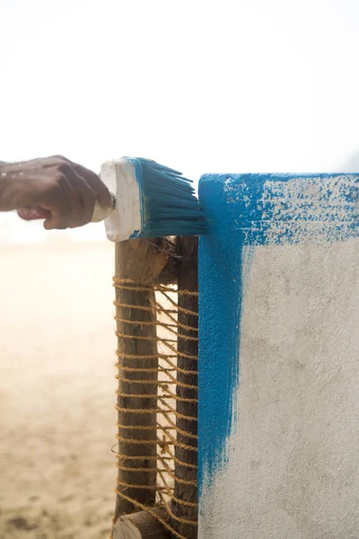 Homem pintando uma parede — Fotografia de Stock