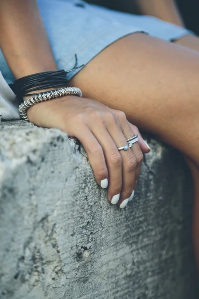 Mujer sentada en la pared de piedra —  Fotos de Stock