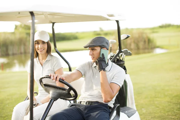 Par på golfbil — Stockfoto