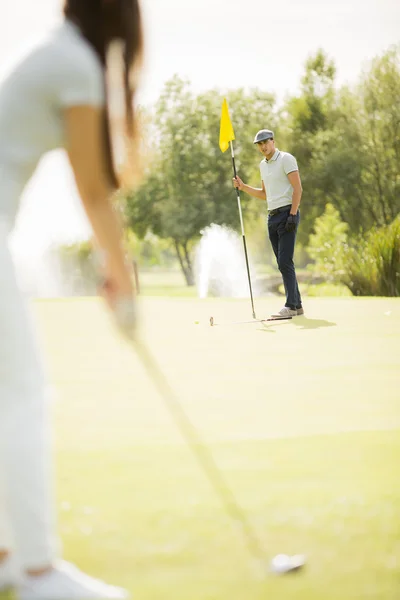 Pár na golfové hřiště — Stock fotografie