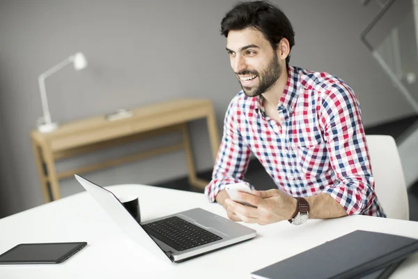 Jeune homme dans le bureau — Photo