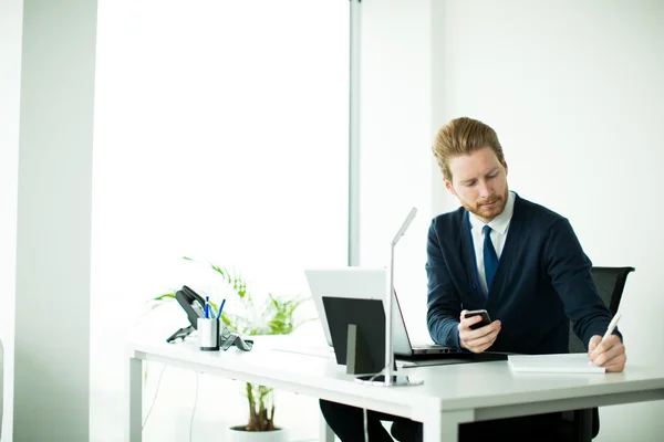 Uomo che lavora in ufficio — Foto Stock