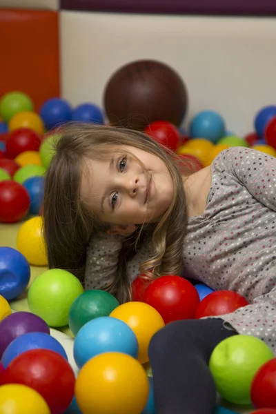 Klein meisje op de speelplaats — Stockfoto