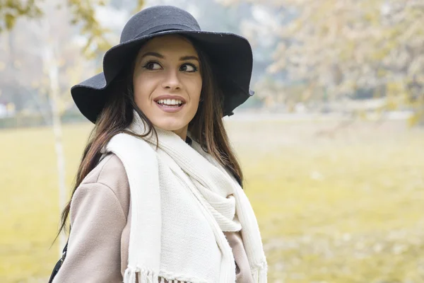 Mooie jonge vrouw. — Stockfoto