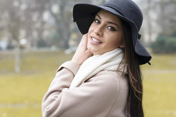 Hübsche junge Frau — Stockfoto