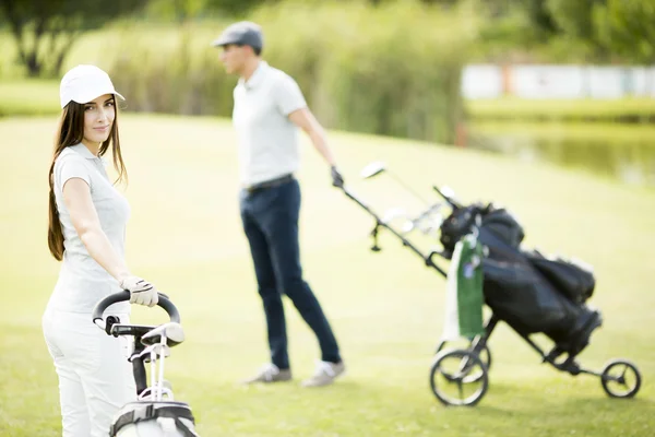 Pár na golfové hřiště — Stock fotografie