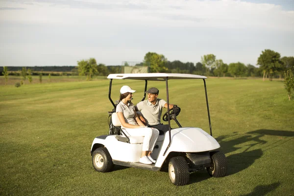 Pareja en carrito de golf — Foto de Stock