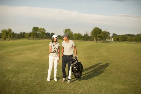 Couple au terrain de golf — Photo