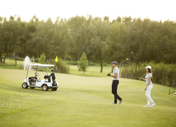 Couple en voiturette de golf — Photo