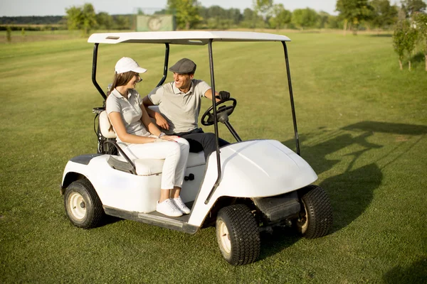 Couple en voiturette de golf — Photo