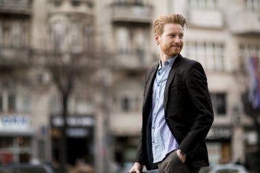 genç adam açık havada