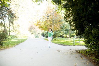 Parkta koşan kadın
