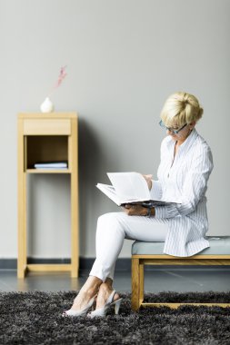 Kitap okuyan bir kadın.