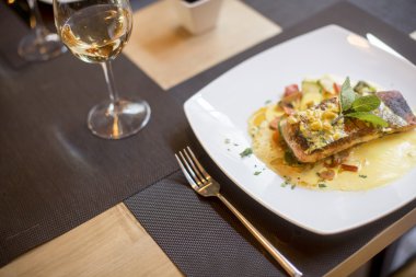 Sos ve otlar ile ızgara somon