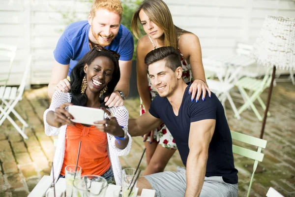 Multiraciale vrienden in café — Stockfoto