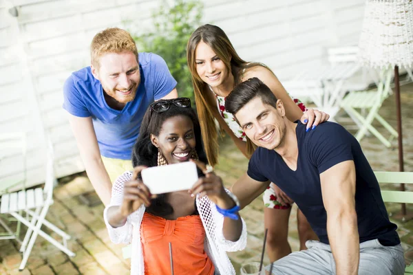 Multirassische Freunde im Café — Stockfoto