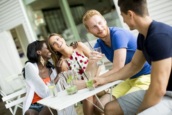 Multiraciale vrienden in café — Stockfoto