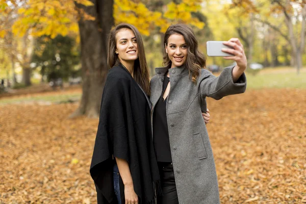Mladé ženy s selfie — Stock fotografie