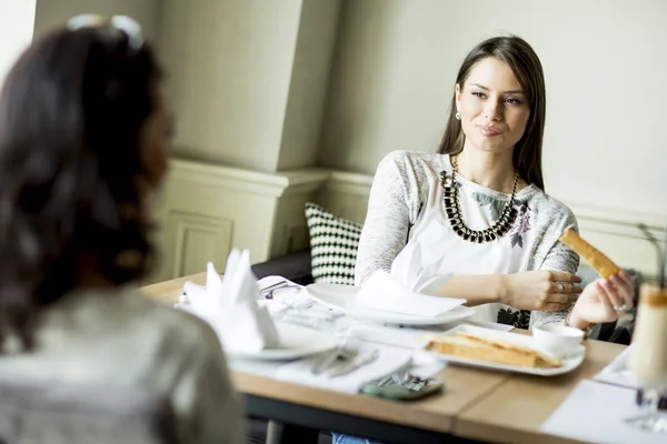 Mujeres jóvenes en el restaurante — Foto de Stock