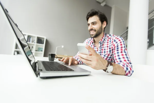 Jeune homme dans le bureau — Photo