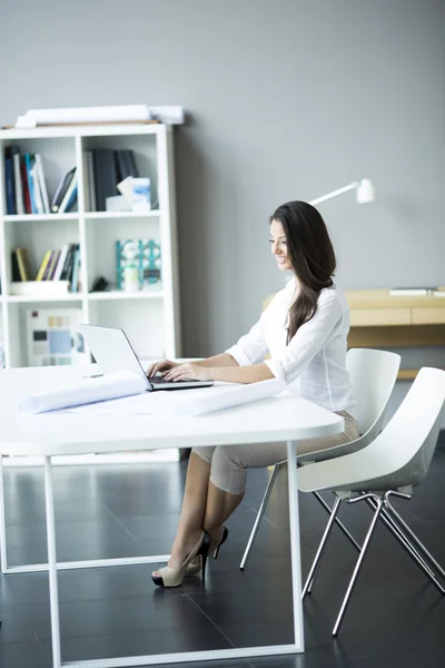 Vrouw die op kantoor werkt — Stockfoto