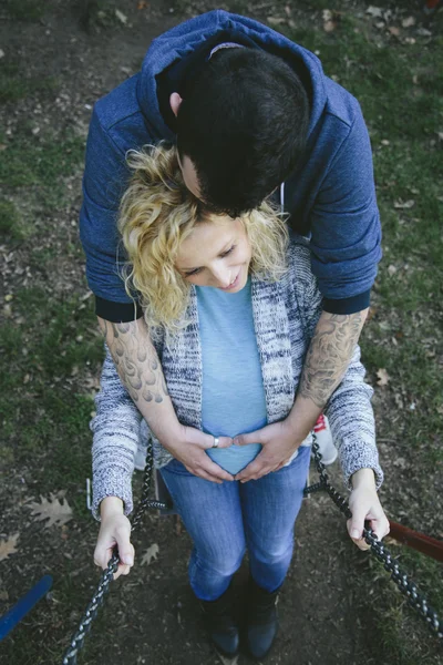 Feliz pareja joven —  Fotos de Stock