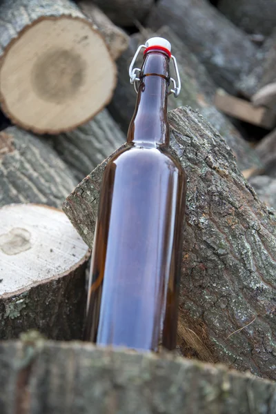 Стеклянная бутылка на стопке — стоковое фото