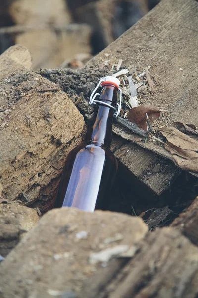 Glazen fles op stapel — Stockfoto