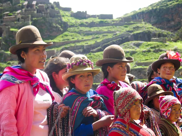 Niet-geïdentificeerde mensen op Inca citadel — Stockfoto