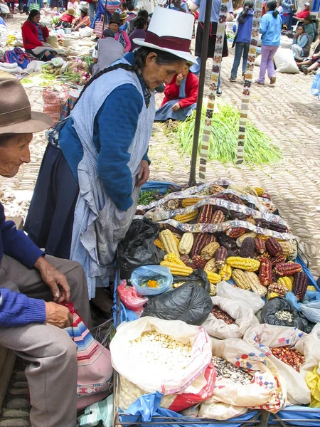 Pessoas não identificadas no mercado em Pisac — Fotografia de Stock