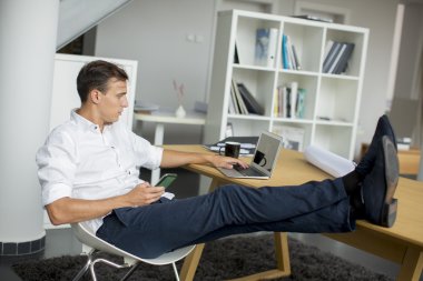 ofiste rahatlatıcı adam