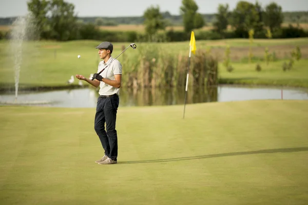 Homme jouant au golf — Photo